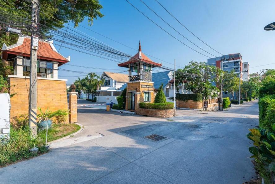 Deluxe Pool Close To And Walking Street! วิลล่า Pattaya